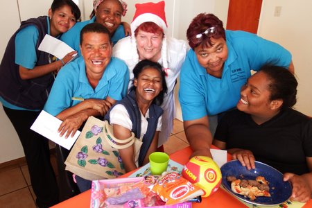 Marie Reid (met â€˜n Kersvaderhoedjie op) saam met  Gansbaai Elim Huis se personeel en twee inwoners 